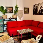 Cosy Art Flat In Downtown