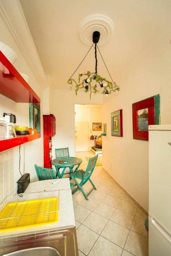 Cosy Art Flat In Downtown Apartment